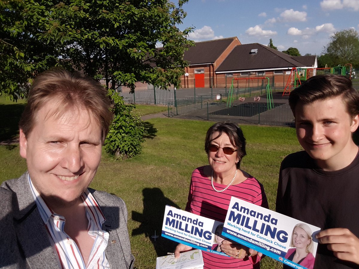 Lending a hand #NortonCanes to our excellent <a href="/Conservatives/">Conservatives</a> candidate for #CannockChase <a href="/amandamilling/">Amanda Milling</a> #GE2017 #Britain at it's sunny best!