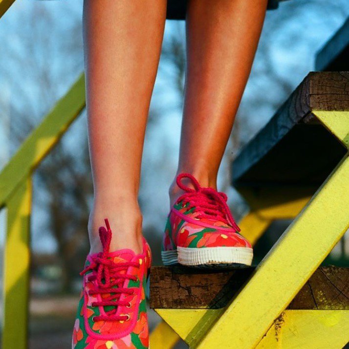 StartasUSA's tweet photo. Bold florals for the summer 🌸👟 #startassummer 🌸👟 #startas #style #fashion #sneakers https://t.co/furwgGFctj