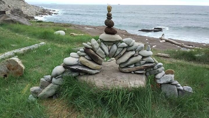 Puente con espadaña. 
#jardin_ingrávido #rocksbalance #stones #landscape #landart #piedrasblancas #equilibre ift.tt/2qNzsqG