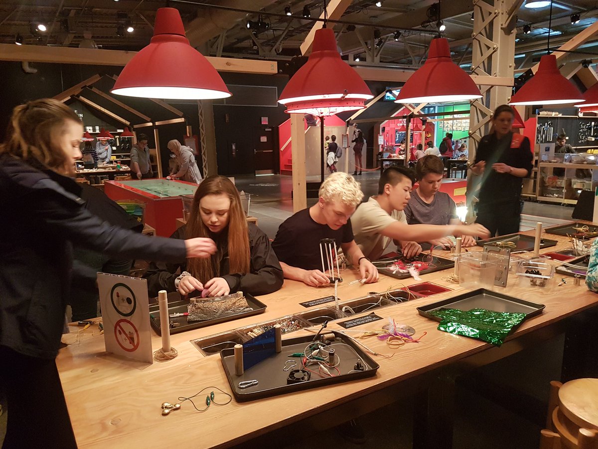 MidsunFrenchies's tweet photo. Building glow in the dark circuits https://t.co/4oud9pamYK