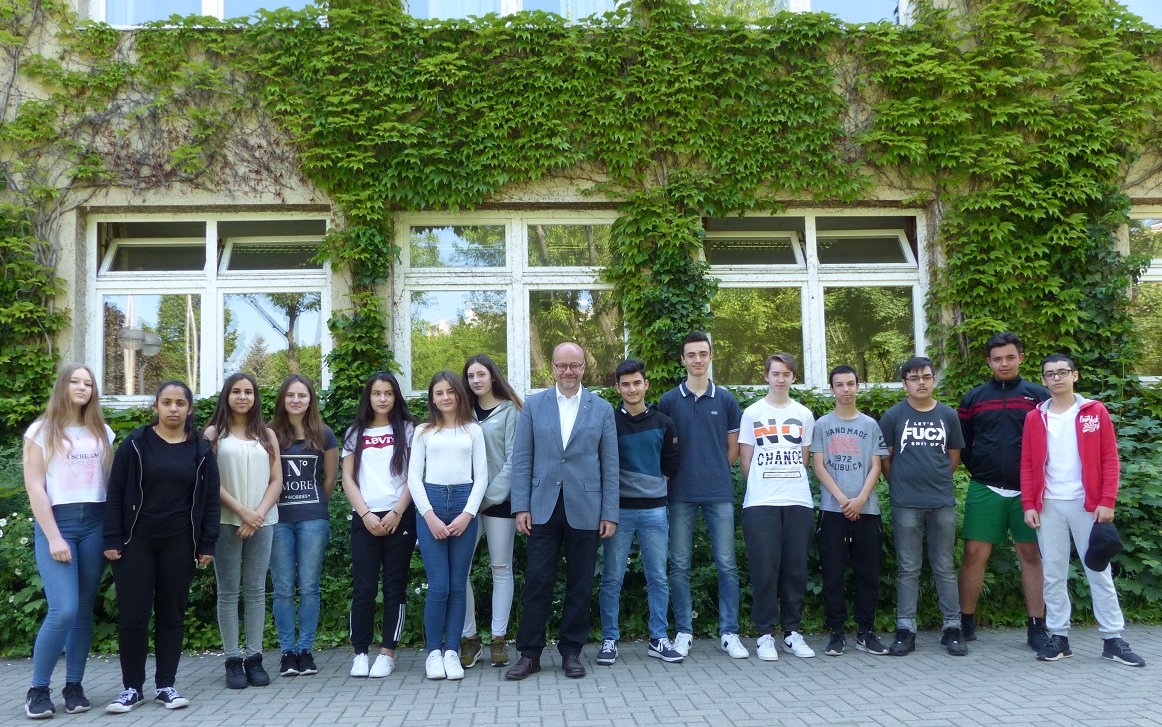 fritzfelgentreu's tweet photo. Zu Besuch bei der Klasse 9b der Gemeinschaftsschule Campus #Efeuweg zum #EUProjekttag. Super Diskussion! #Neukölln #Berlin https://t.co/ZMQUP96V8U