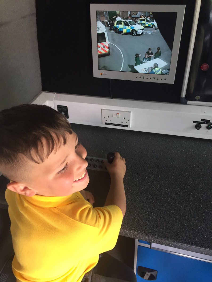 PlasmarlPrimary's tweet photo. #PlasYear4and5 enjoying our Emergency Services afternoon with fingerprinting and traffic camera snooping! @SWPSwansValley #PlasComm https://t.co/UZZetnKilA