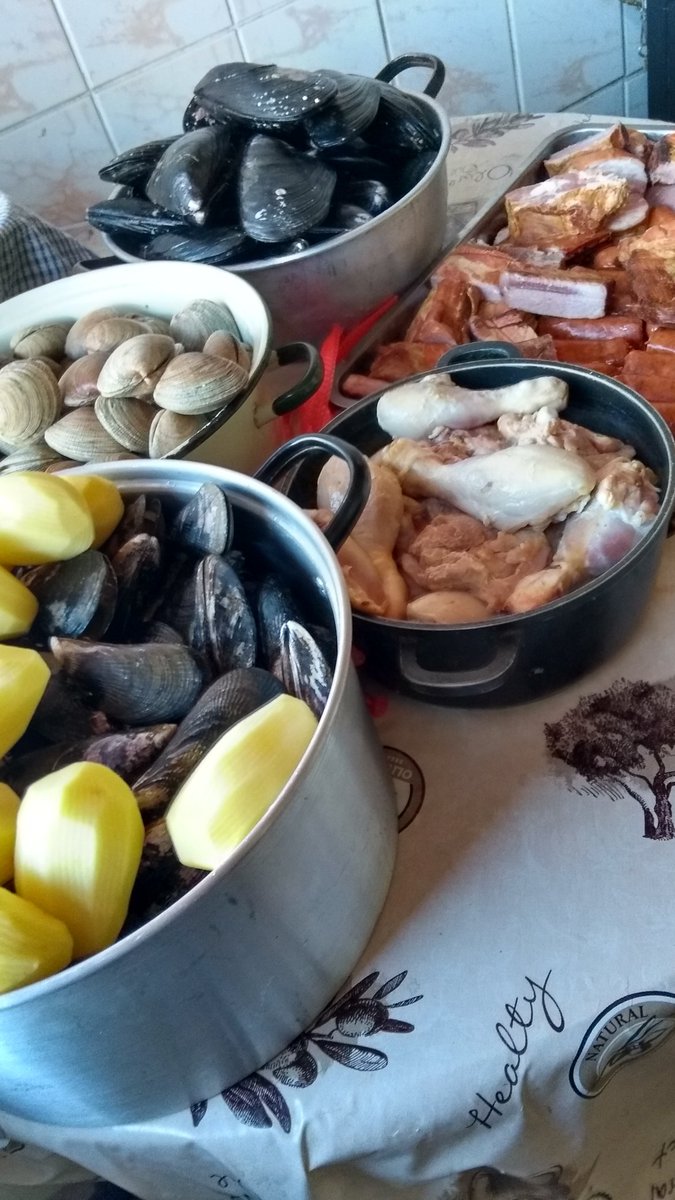 Chiloentumesa's tweet photo. Lunes y comienzan reservas para disfrutar sabores y aromas del curanto chilote entregado a domicilio, despacho todas comunas de Santiago https://t.co/uIWGMcDKYJ