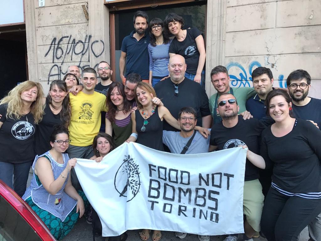 alessandramaz's tweet photo. Weekend di (buone) azioni x #FoodNotBombsAugustaTaurinorum: recupero #cibo e distribuzione nei dormitori a #Torino https://t.co/M8jLif0dCG