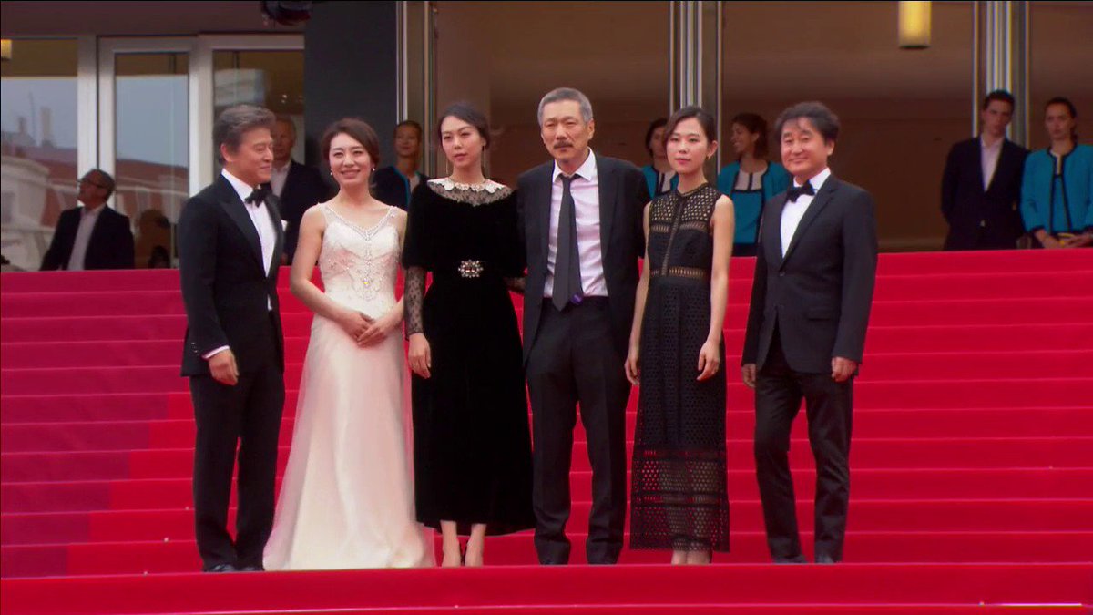 CanalplusCinema's tweet photo. L'équipe du film #LeJourDAprès #GeuHu de #HongSangsoo sur les marches #Cannes2017 👉 https://t.co/bb9E0coPgn https://t.co/D9VSIaLFH9