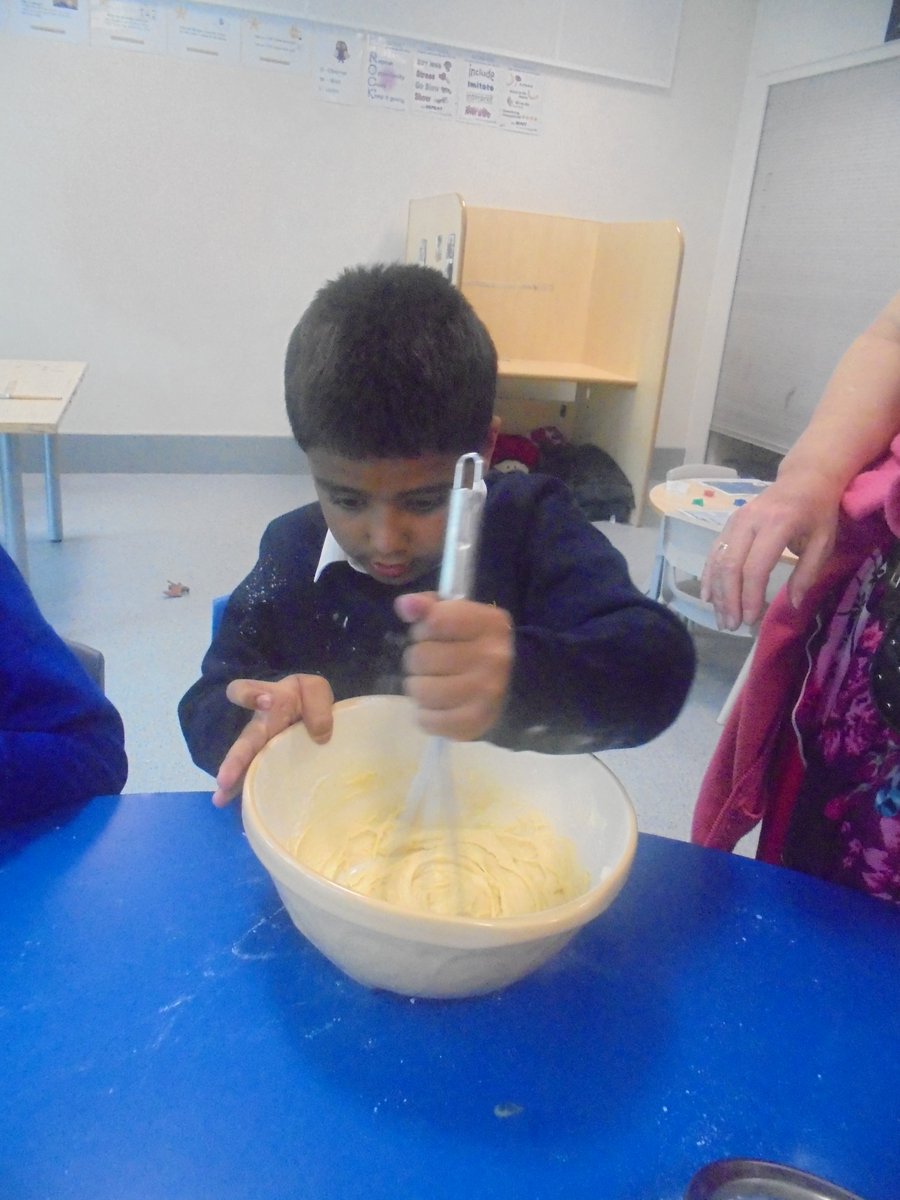 DiamondClassP4's tweet photo. Making cakes ready for our party! #grangemcr https://t.co/es6eYjwwaN