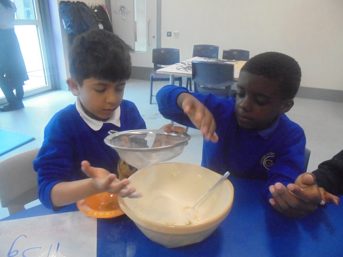 DiamondClassP4's tweet photo. Making cakes ready for our party! #grangemcr https://t.co/es6eYjwwaN