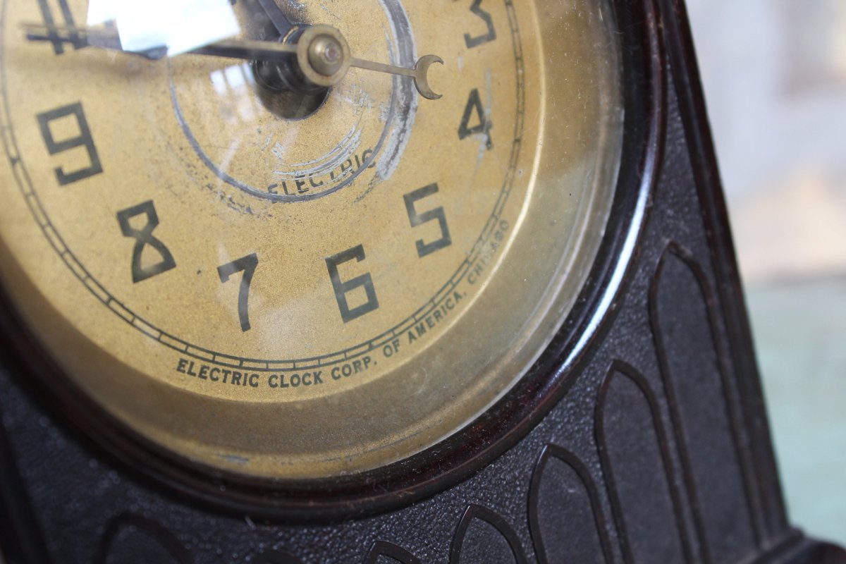The Electric Clock Corp of America sounds prestigious, but in 1930s Chicago, their ethics ruffled some feathers. madeinchicagomuseum.com/single-post/20…