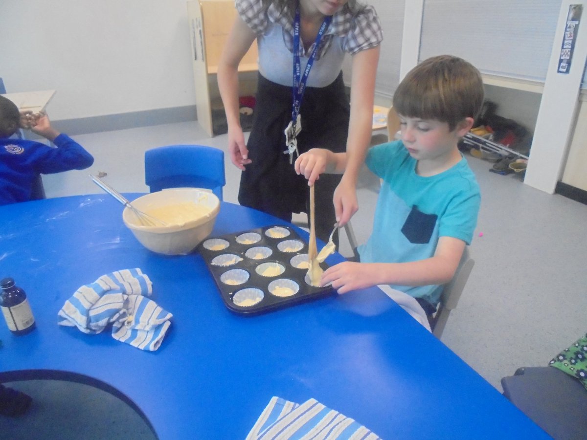 DiamondClassP4's tweet photo. Making cakes ready for our party! #grangemcr https://t.co/es6eYjwwaN