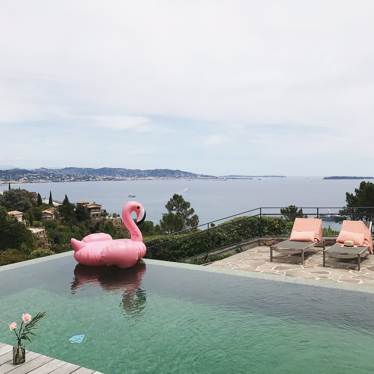 Le retour de Jean-Pierre, notre bouée flamant rose en plein chill au soleil. Je le rejoins là. Salut !