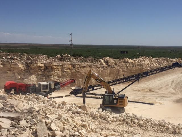 CrushingTigers's tweet photo. Our QI341 impact crusher and the MS80 Edge stock piler in action out in #westtexas #sandvik #edge https://t.co/itYfqkK4cf