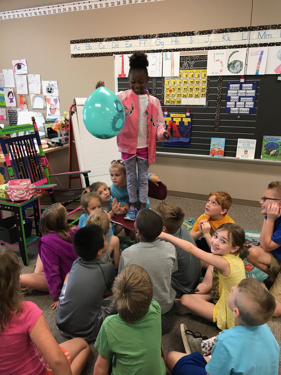 MsMarshallWR's tweet photo. We began our balloon-popping countdown today. We found inside the balloon: read with the lights off & flashlights on! #FlashlightReadingFun https://t.co/addnOLA5P9