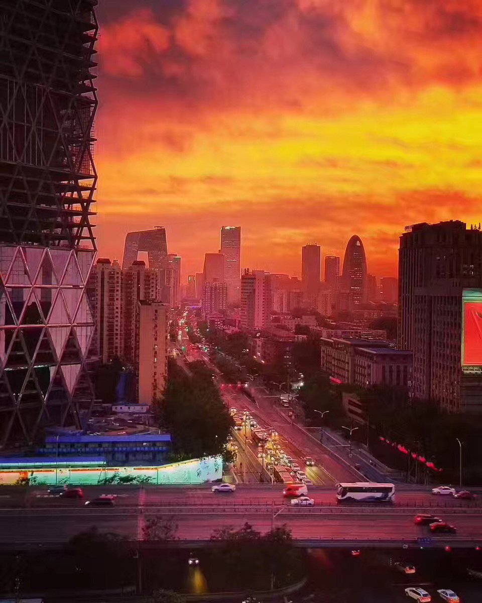 CGTNOfficial's tweet photo. Rosy sunset clouds light up Beijing's sky after rain https://t.co/fQVr7JWsbr