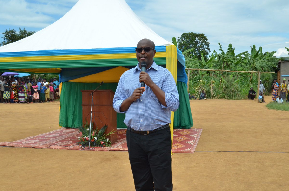 RwamaganaDistr's tweet photo. #PoliceWeek: Minisitiri Musoni James yashimiye @Rwandapolice ku bikorwa byunganira Leta muri gahunda yo guteza imbere imibereho y'abaturage https://t.co/zISMLijXHS