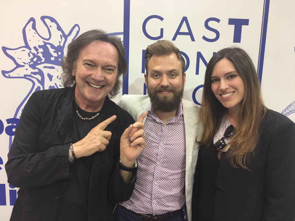 chefberia's tweet photo. Al @SalonedelLibro con @red_canzian e @chiaracanzian! Abbiamo parlato di mondo #vegan! Grazie a tutti i partecipanti 🙏 https://t.co/LJeVoUeFXW