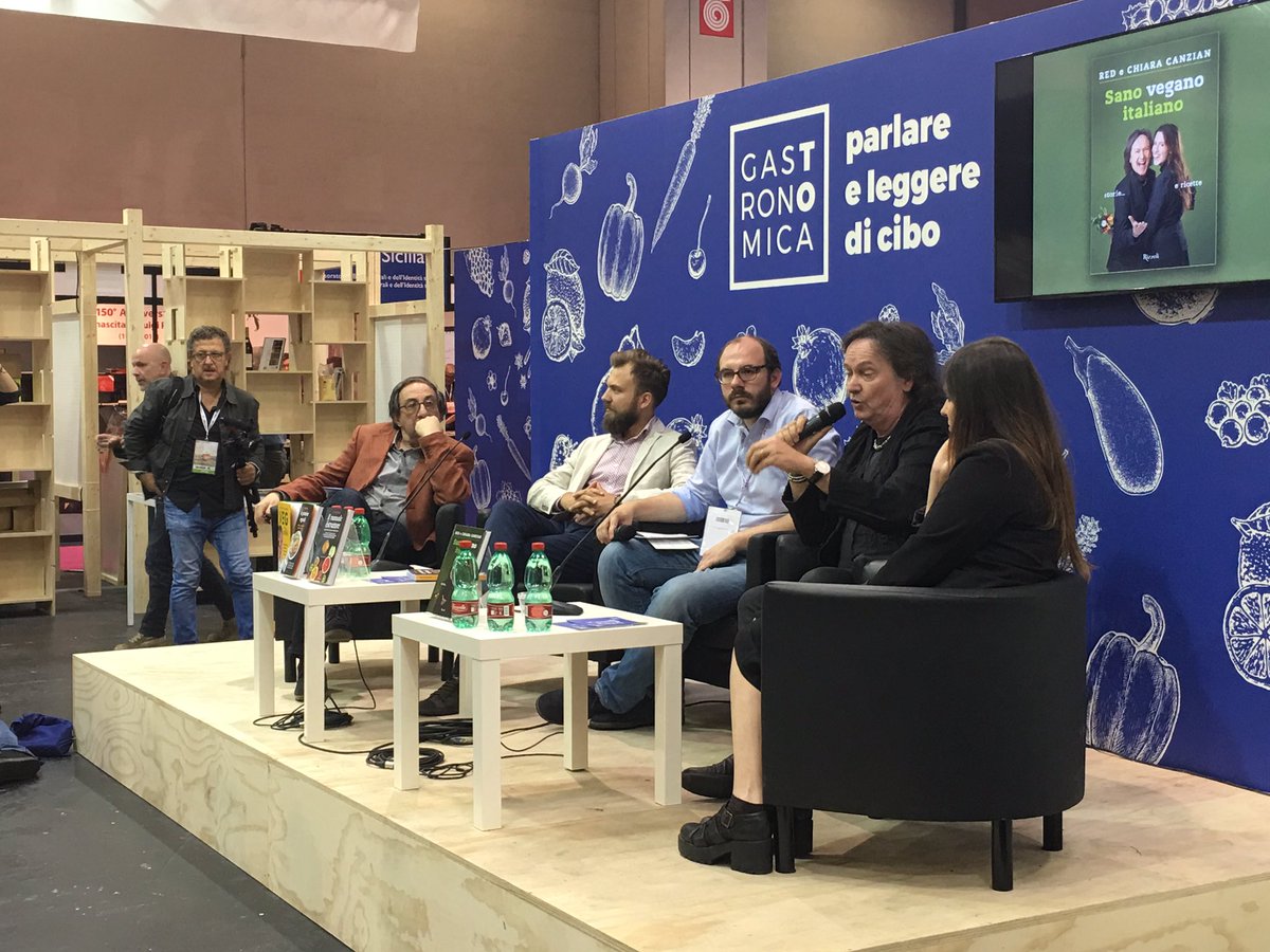 Al <a href="/SalonedelLibro/">Salone Libro Torino</a> con <a href="/red_canzian/">Red Canzian Official</a> e <a href="/chiaracanzian/">Chiara Canzian</a>! Abbiamo parlato di mondo #vegan! Grazie a tutti i partecipanti 🙏