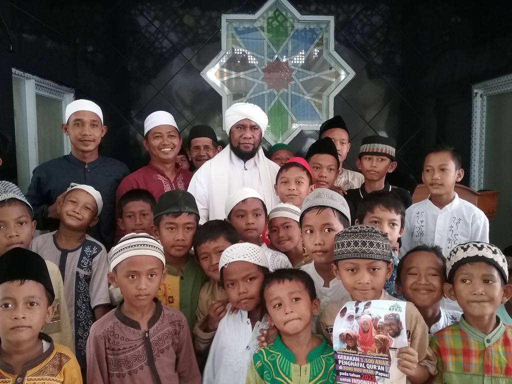 fadlannuuwaar's tweet photo. Bersama santri di desa mata merah madjid aqoba7 banyuasin sumsel https://t.co/u4SFP2LYeP