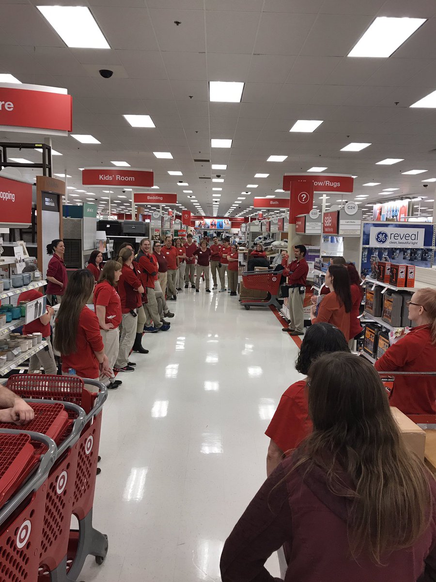 Experience huddle at CG! Poised and ready to deliver amazing moments for our guests! <a href="/ShannonGehrmann/">Shannon Gehrmann</a> @CristinErdman #CswaG #GETat662