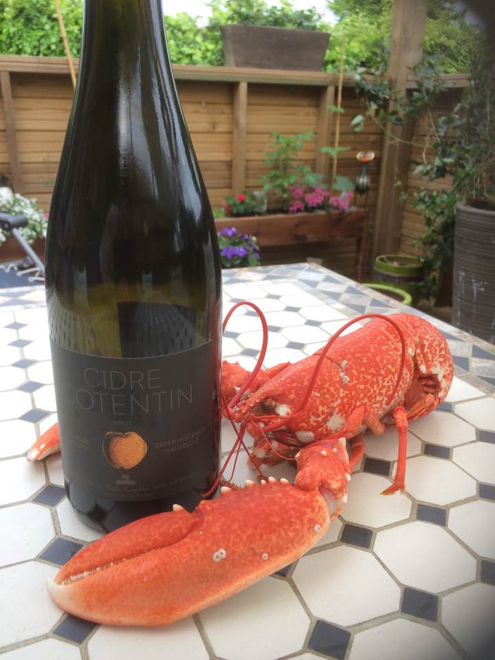 Après le "homard au cidre" de Pierre Gagnaire (prince des étoiles),
on en pince pour le "homard et cidre" de Théo Capelle (roi de la poêle).