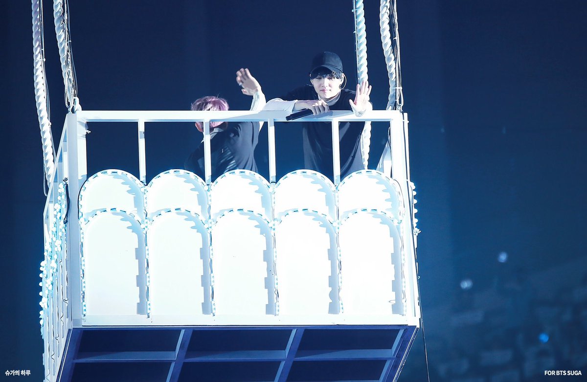 별의 운명은 흐르는 것인데
흐르던 것 중에 별 아닌 것들이 더러 별이 되기도 하는
이런 시간이 좋아
운명을 사랑하여 여기까지 온 별들과
별 아닌 것들이 함께 젖는다

김선우, <몸살>