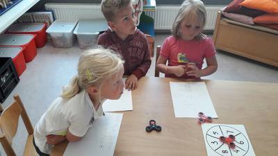 bdmeierij's tweet photo. Spinner bloedirritant in de klas? In Gestel gebruiken ze 'm als leerzaam rad van fortuin https://t.co/F83l4DdrOJ https://t.co/0LczbDfxtD
