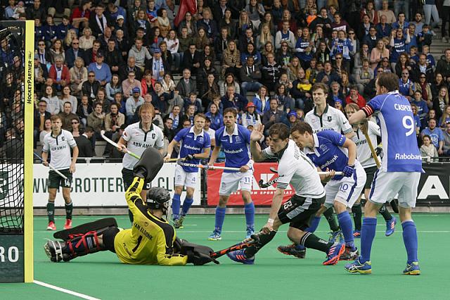 KampongHockey's tweet photo. Video: de samenvatting van de zinderende finale @HCRotterdam en @KampongHeren1 https://t.co/PsOZ9pok3t @kampongtv #PO2017 #ROTKAM https://t.co/RFPwx6HrEX