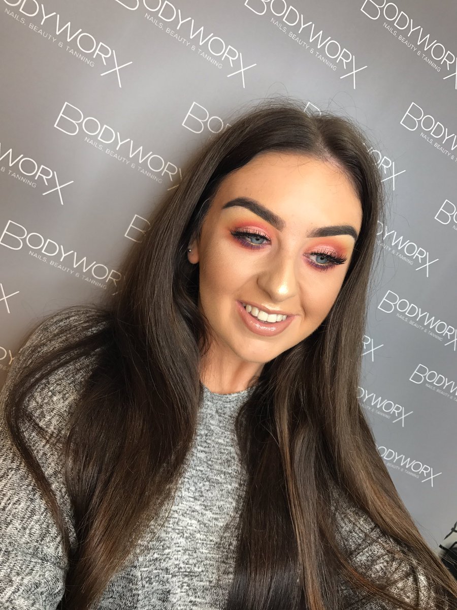 millyymakeup1's tweet photo. Playing with colour today #festival #festivalmakeup #parklife #parklifemakeup #manchester #manchestermakeup @EldoraEyelashes M103 and H167 💖 https://t.co/4UN4fZUqdg