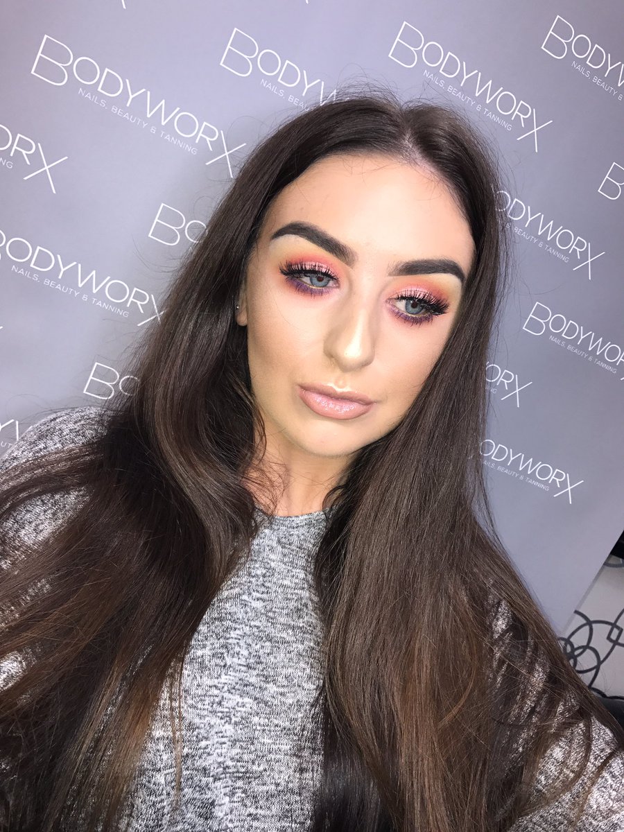 millyymakeup1's tweet photo. Playing with colour today #festival #festivalmakeup #parklife #parklifemakeup #manchester #manchestermakeup @EldoraEyelashes M103 and H167 💖 https://t.co/4UN4fZUqdg