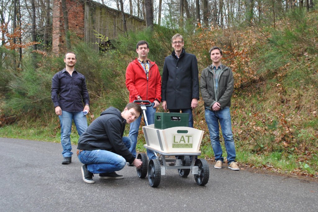 ScifiMeetsReal's tweet photo. https://t.co/WVk4HRMzbJ Der Bollerwagen mit Elektro-Allradantrieb – das perfekte Gadget für die Vatertags-Wanderung https://t.co/PRukzSwEo8