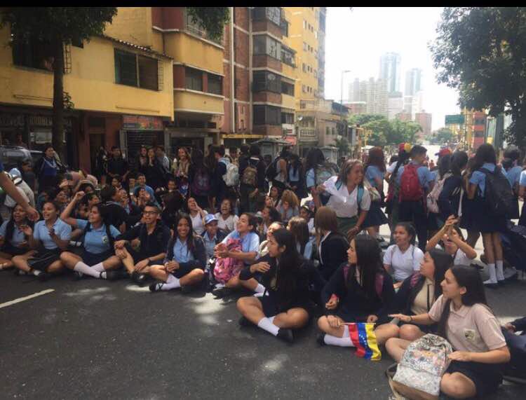Estudiantes de bachillerato hoy tomaron pacíficamente una calle en Propatria y en la Av Lecuna (a mts de Miraflores)!