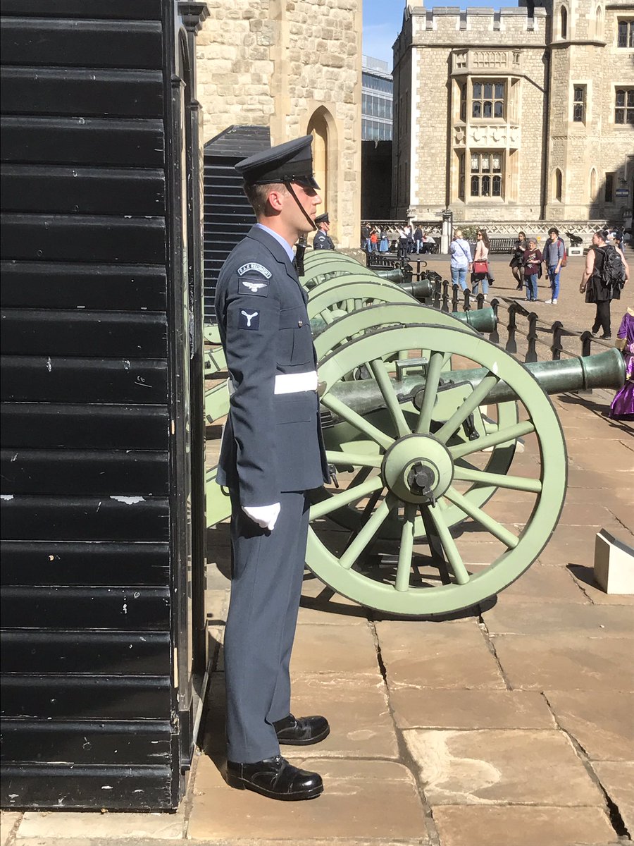 spike_abbott's tweet image. Nice to have @qcsofficial back guarding us in @TowerOfLondon @RafRegtRecruit @RAFNortholt @RoyalAirForce @OCQCS @StnCdrNortholt #Proud #RAF