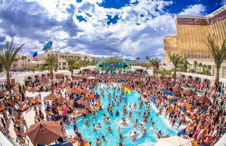 FingerprintComm's tweet photo. @DAYLIGHTVegas is where pool party dreams come true #summer #poolparty #lasvegas https://t.co/PFNE2ArtIA