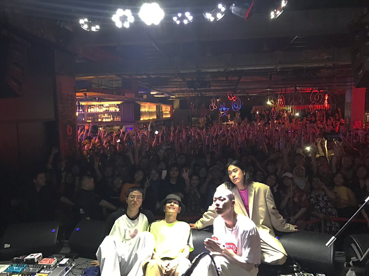 THANK YOU MALAYSIA FOR AN AMAZING NIGHT ! 👍 #HYUKOHinMALAYSIA #HYUKOH #THANKYOU #AWESOMECROWD
