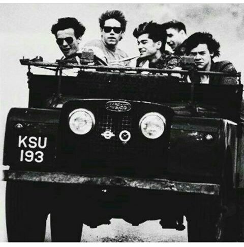 OneD_rocks13's tweet photo. When will they again ride the same car together ?? https://t.co/l016KCuZTF