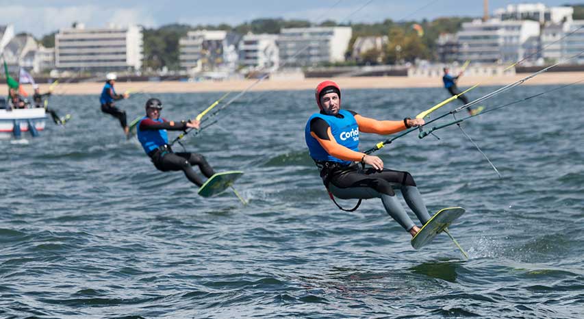 paysdelaloire's tweet photo. #FoilingBay:100 navigateurs ont pris leur envol ce WE en baie de #laBaule #Paysdelaloire. Un événement époustouflant à découvrir en images ! https://t.co/hQgrYiRSRe