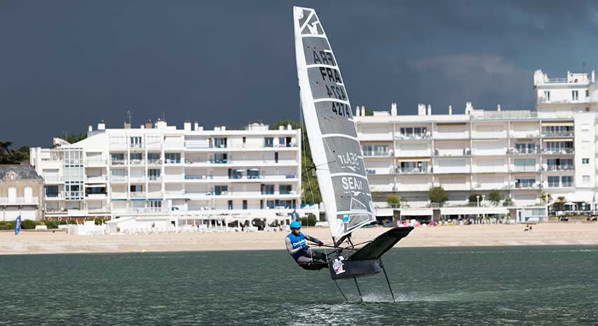 paysdelaloire's tweet photo. #FoilingBay:100 navigateurs ont pris leur envol ce WE en baie de #laBaule #Paysdelaloire. Un événement époustouflant à découvrir en images ! https://t.co/hQgrYiRSRe
