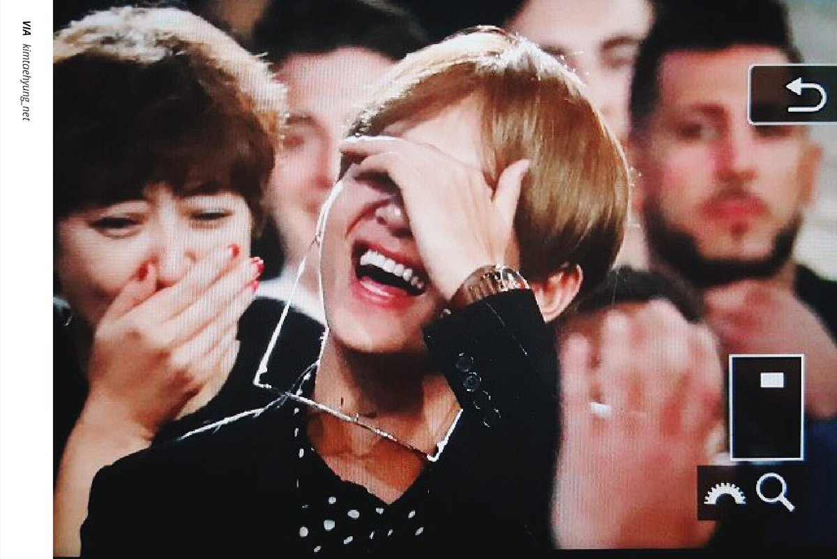 happytaepics's tweet photo. 170521 • mark this day to be one of taehyung's happiest days https://t.co/pr9K0OnVIu