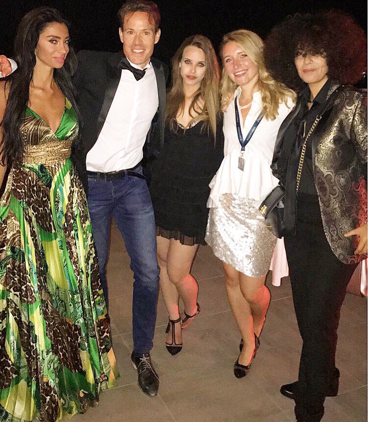 7starlifemag's tweet photo. Our @MitraBeautyyoga hobnobbing with producer @HowardJFord1, actress @missmjwoodside &amp; documentary maker @sizzles24 in #Cannes 🎬 #Cannes2017 https://t.co/jBzCiC2910