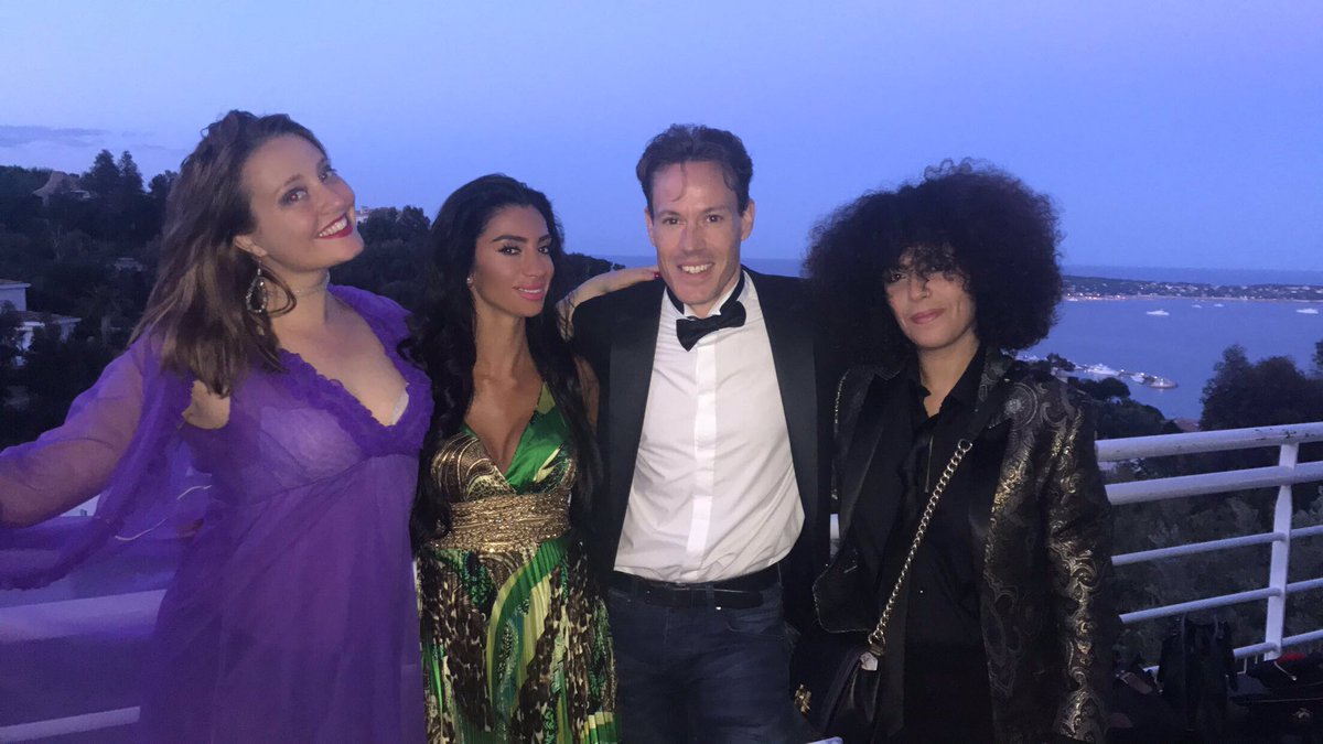 7starlifemag's tweet photo. Our @MitraBeautyyoga hobnobbing with producer @HowardJFord1, actress @missmjwoodside &amp; documentary maker @sizzles24 in #Cannes 🎬 #Cannes2017 https://t.co/jBzCiC2910