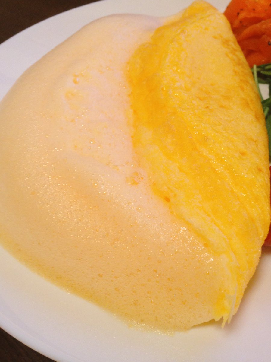 pocoratte's tweet photo. 今日も夜更かしクッキング☆
昨日失敗したモンサンミッシェルのオムレツを懲りずに作ってみた( ´ω` )

今日は卵3個分…が、想像以上にボリューミーになってしまった…でもふわふわのオムレツになったヽ(*´口`*)ノ https://t.co/8qzihvJS49