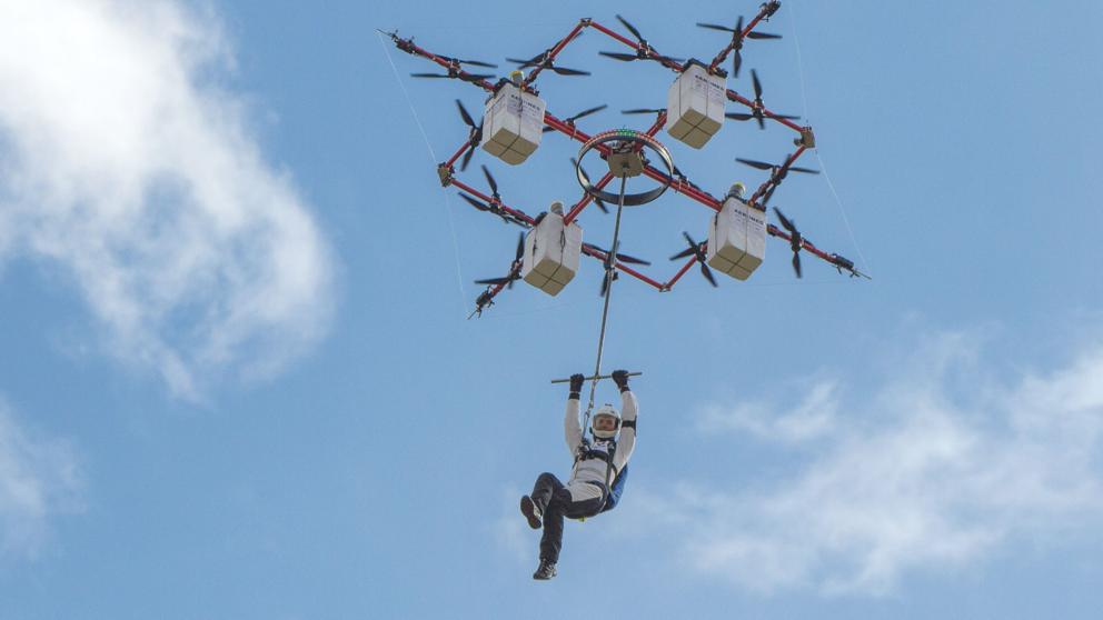 pagos24's tweet photo. salto humano de un dron https://t.co/FTd6P0ufAE https://t.co/i6DfDvp8ip