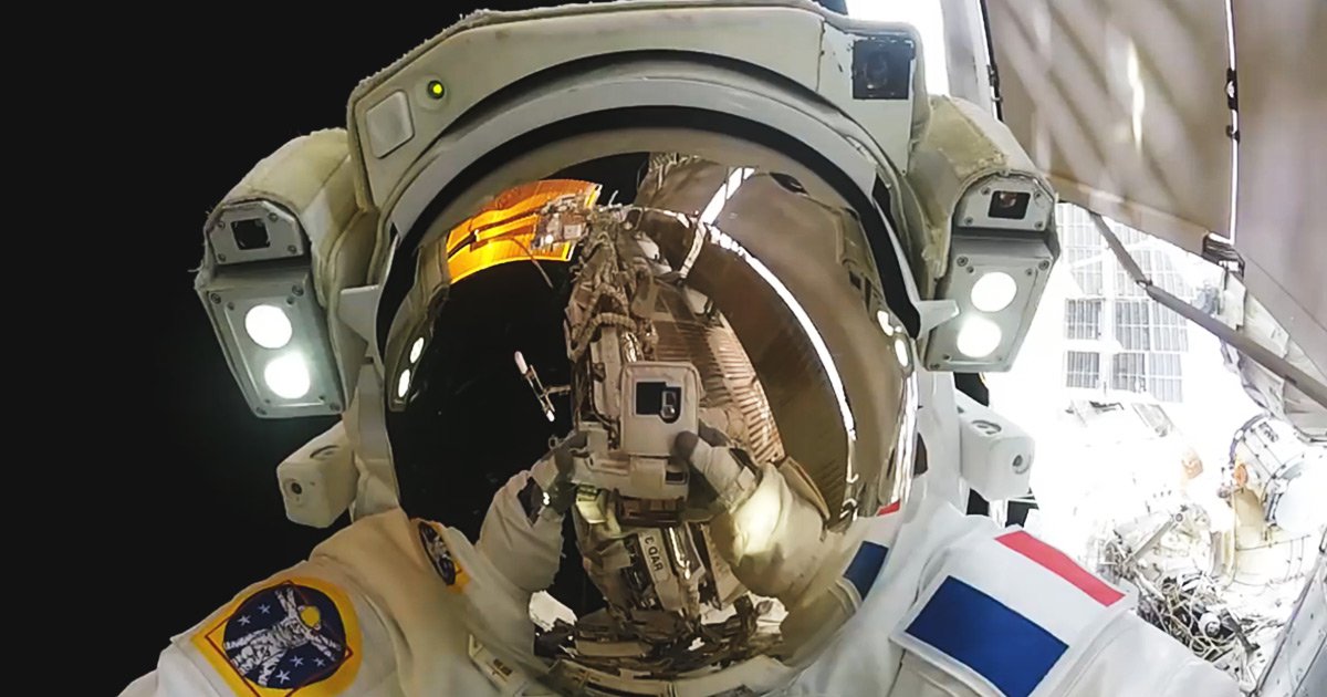 GraphPaperPress's tweet image. Amazing GoPro POV Footage of an ISS Space Walk - buff.ly/2qMUWnG