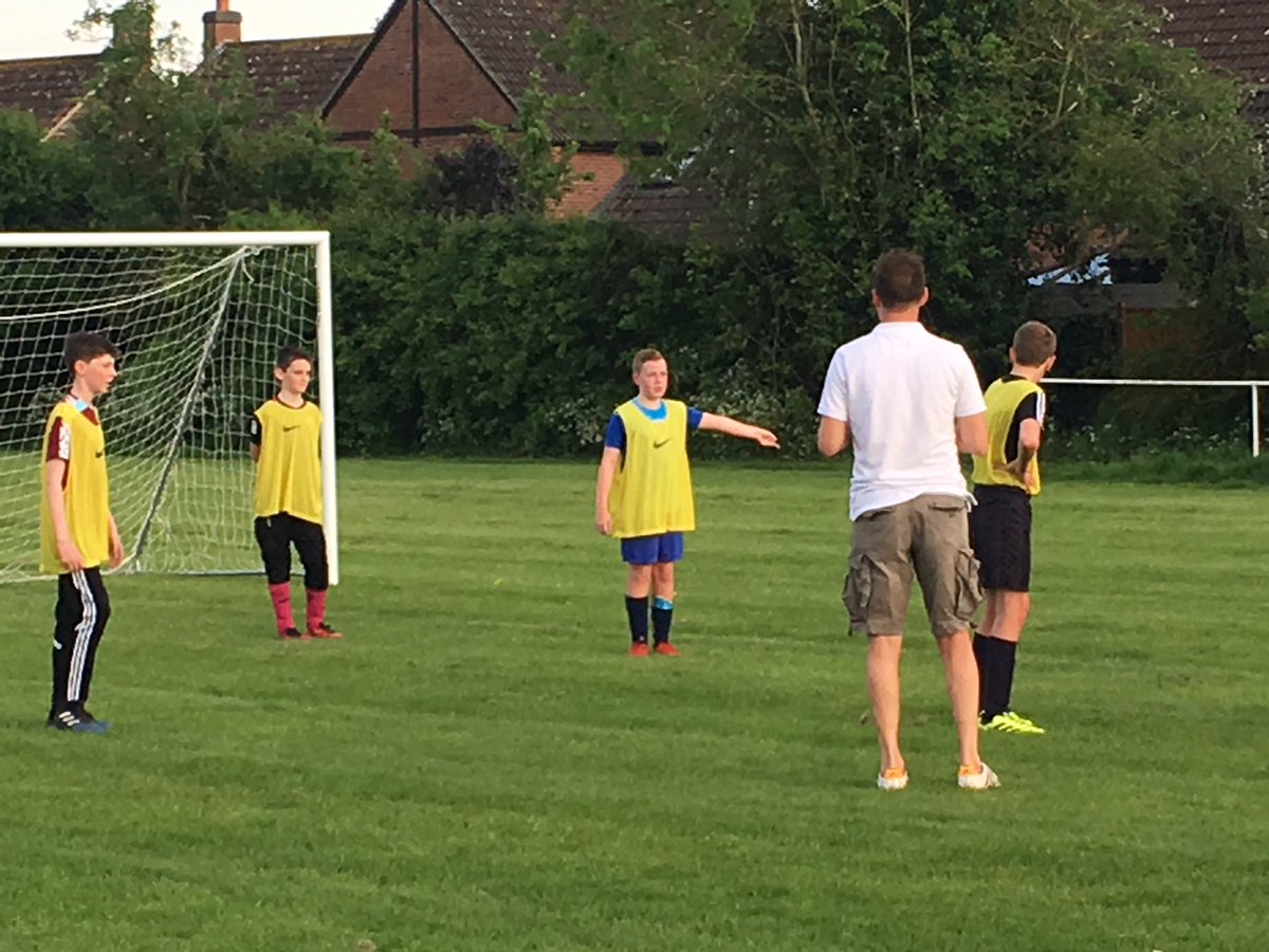 OxfordshireFA's tweet photo. Great to see so many coaches at tonight's Systems of Play CPD event @LauntonFc. Lots of coach involvement too. #OFALearning https://t.co/mB5Ru1fxA1