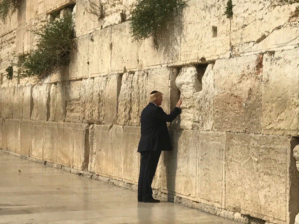 mancbutcher's tweet photo. #TrumpInIsrael visit to #thewailingwall #kottel https://t.co/sc8aUag9ay