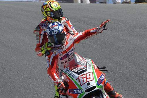 CRISTIVR46's tweet photo. Con este gesto que tuvo, hacia @ValeYellow46  su compañero de equipo y amigo demostró lo buena persona que era.  D.E.P https://t.co/aKroWN4uuS