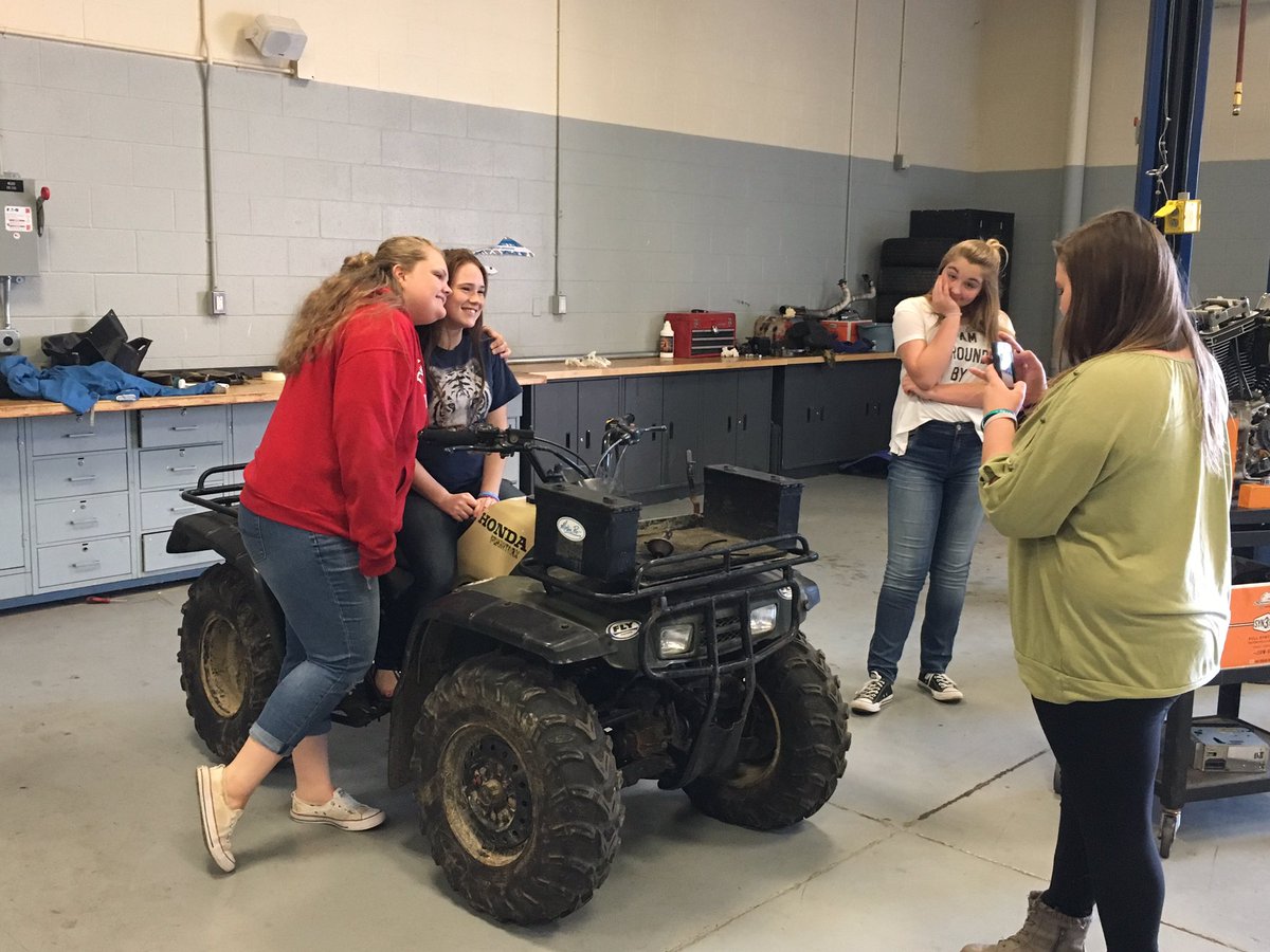 Mrs_AKNance's tweet photo. Engines and motors in Auto Tech. #visitcctc https://t.co/iQB5P2LkLJ