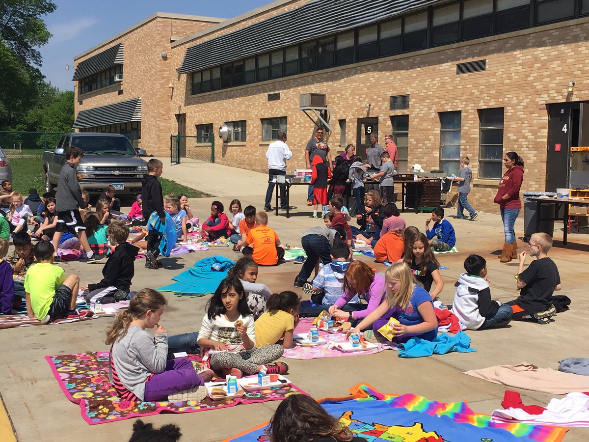 tdulas1's tweet photo. @WestSide_Tigers having fun at the 10,000 book extravaganza!!! https://t.co/LJOU2goTXh