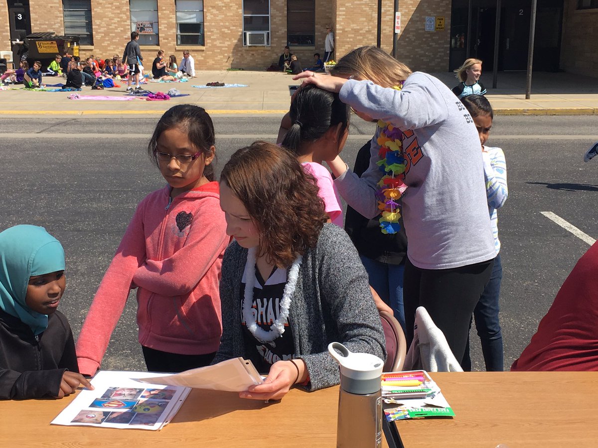 tdulas1's tweet photo. @WestSide_Tigers having fun at the 10,000 book extravaganza!!! https://t.co/LJOU2goTXh