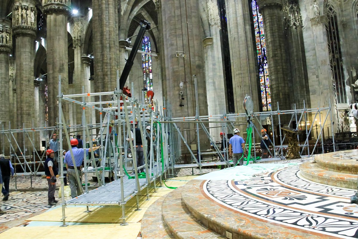 DuomodiMilano's tweet photo. Cosa accade in @DuomodiMilano? I #Cantieri hanno innalzato oltre 60m un grande impalcato per accedere alla cupola e restaurare il #Tiburio https://t.co/U5Xkt2ECzC