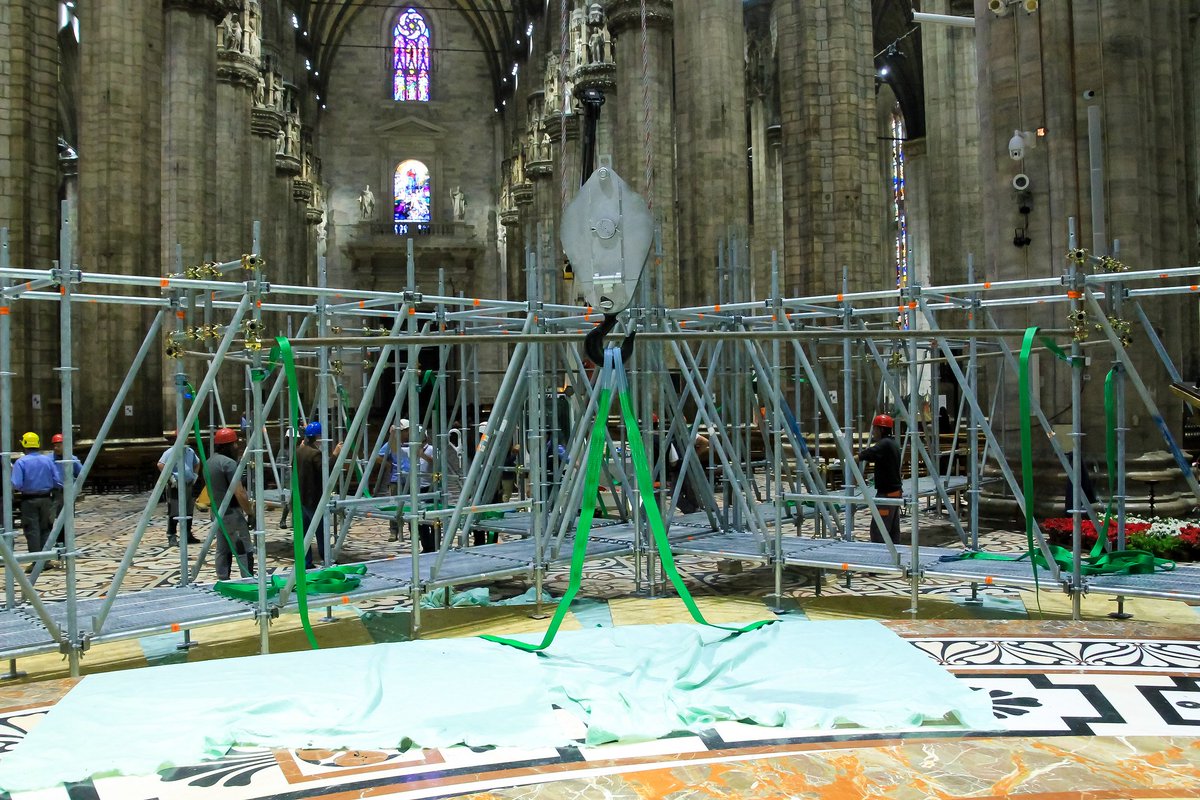 DuomodiMilano's tweet photo. Cosa accade in @DuomodiMilano? I #Cantieri hanno innalzato oltre 60m un grande impalcato per accedere alla cupola e restaurare il #Tiburio https://t.co/U5Xkt2ECzC